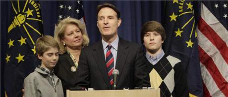 Senátor Evan Bayh obklopen rodinou oznamuje, e nebude usilovat znovu o post senátora (15. února 2010)