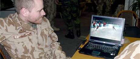 Ped odletem vojáci sledovali výkon eské rychlobruslaky Martiny Sáblíkové na olympiád v kanadském Vancouveru. (15. února 2010)