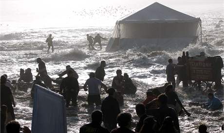Jedna z vln splchla divky surfask soute Mavericks Surf Contest. (14. nora 2010)