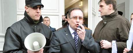 Pedseda Dlnické strany Tomá Vandas ped Nejvyím správním soudem v Brn. (17. února 2010)