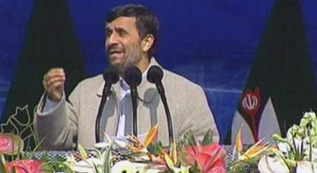 Íránský prezident Mahmúd Ahmadíneád pi projevu v Teheránu (11. února 2010)