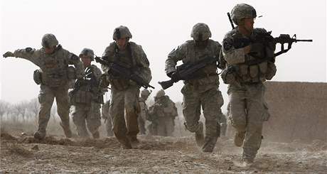 Amerití vojáci se v bat Talibanu dostali pod palbu ozbrojenc z Talibanu (15. února 2010)