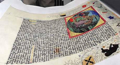 tefan Doktor s firmy Legia ukazuje kopii Boskovick bible z 15.stolet, kter bude pouita na maketu pro vstavn ely.