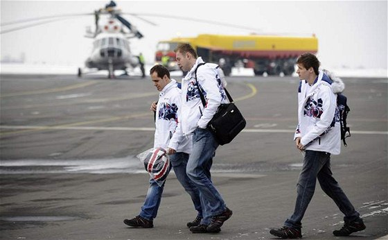 NÁSTUP! (zleva) Tomá Rolinek, Josef Vaíek a branká Jakub tpánek kráí do vládního speciálu, který je dopraví do Vancouveru.