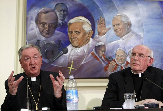 Irský kardinál Sean Brady (vlevo) a biskup Joseph Duffy na tiskové konferenci ve Vatikánu po jednání s papeem