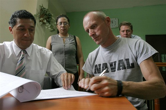 Australský aktivista Pete Bethune (vlevo). Snímek je z bezna 2007 pi proputní z vazby v Guatemale