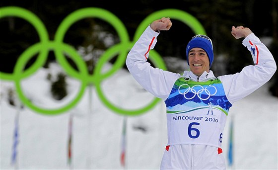 ZLATÉ PEKVAPENÍ. Vincent Jay se raduje z vítzství v biatlonovém závod na 10 km na ZOH ve Vancouveru.