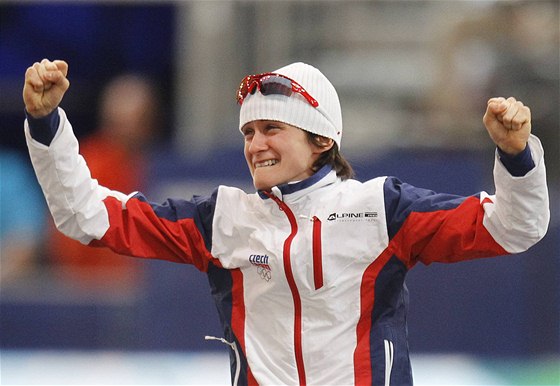 Dojatá Martina Sáblíková po zisku zlaté medaile v rychlobruslaském závod na 3000 metr na ZOH ve Vancouveru.