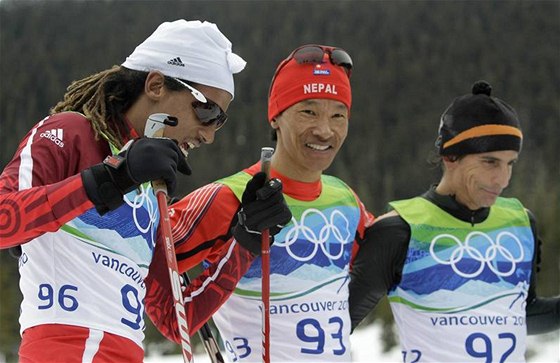 NENÍ DLEITÉ ZVÍTZIT...Platnost Coubertinova olympijského hesla potvrzují zleva: Etiopan Robel Zemichael Teklemariam, Nepálec Dachhiri Sherpa a Roberto Carcelen z Peru.