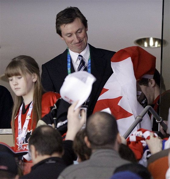 LEGENDA V HLEDITI. Hvzda kanadského hokeje Wayne Gretzky sleduje utkání domácího mustva s Norskem. asto se ale musí vnovat také rozdávání autogram.