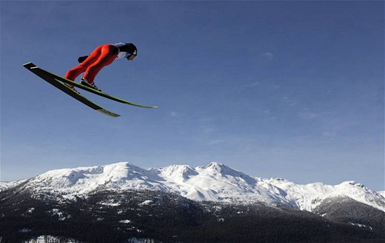 výcar Simon Ammann plachtí vzduchem bhem tréninku v olympijském areálu ve Whistleru.