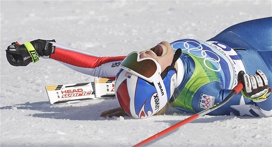 MÁM ZLATO! Lindsey Vonnová si vlee vychutnává radost z vítzství v olympijském sjezdu.