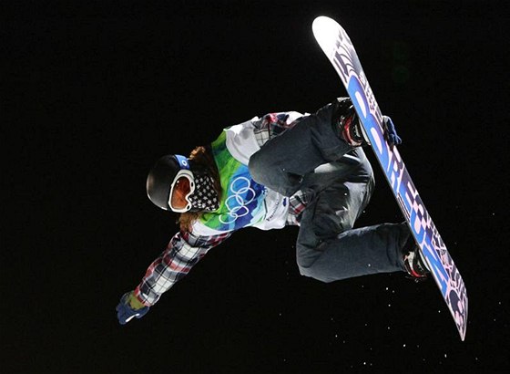 HVZDA. Americký snowboardista Shaun White si dojel na U-ramp pro zlatou medaili.