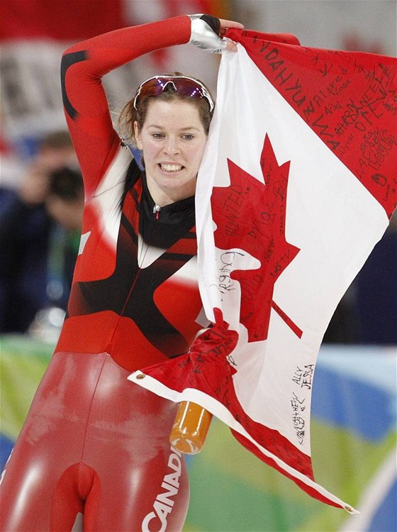 KANADSKÉ ZLATÍKO. Rychlobruslaka Christine Nesbittová se raduje ped domácími diváky ze zlaté medaile ze závodu na jeden kilometr.