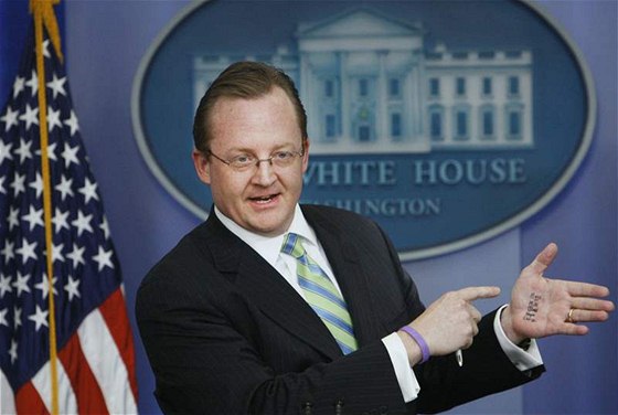 Tahák na dlani mluvího Bílého Domu Roberta Gibbse. (9. února 2010)
