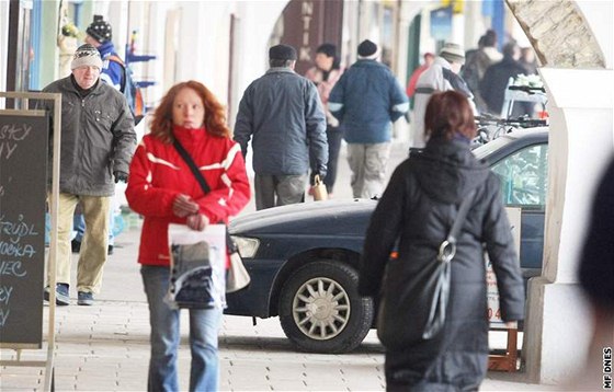 Ped msícem postavil své auto na svj chodník, radním se to nelíbí.