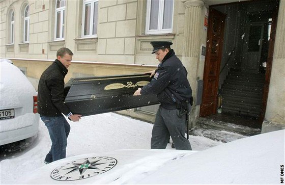 Manelé z obavy ped nevlastním synem jednoho z nich zavolali policii. Ta je ale neochránila a nyní jsou mrtví.