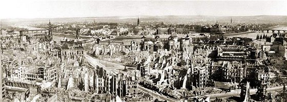 Msto na kolenou. Takto vypadaly Dráany v roce 1945 po bombardování. V sobotu uplyne 65 let od zaátku spojeneckých nálet.