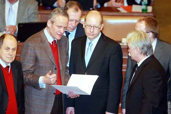 Jednání o mateské prosazuje éf lidovc Cyril Svoboda (ervená kravata), pidali se sociální demokraté (místopedseda Bohuslav Sobotka s modrou kravatou).
