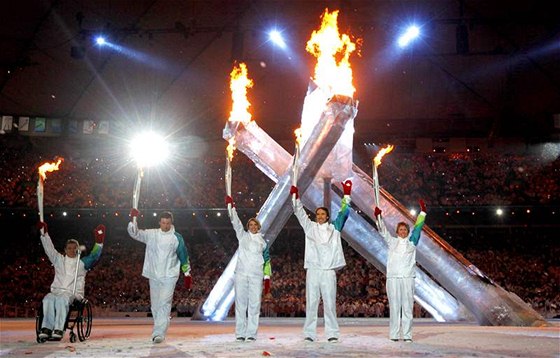 Olympijský ohe hoí, hry ve Vancouveru mohou zaít.