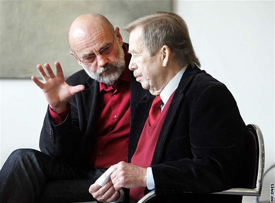 Václav Havel s Jan Rumlem na archivním snímku.