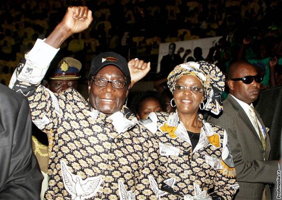 Zimbabwský diktátor Robert Mugabe s manelkou Grace.