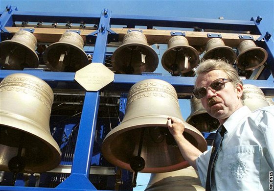 Zvona Rudolf Manouek u díla, které pvodn vytvoil pro praský magistrát.