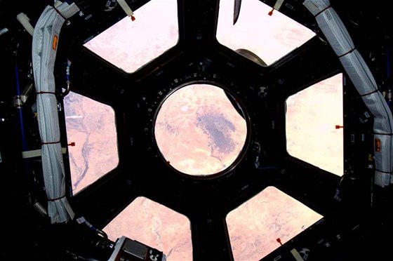 Výhled z observatoe Cupola, kterou namontovali na stanici ISS