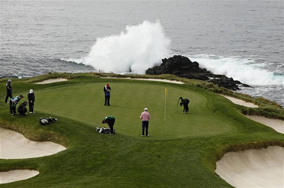 Hit Pebble Beach bývá oteveno i veejnosti. Amatérský golfista vak má s hitm velké problémy