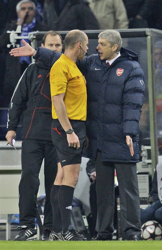 Trenér Arsenalu Arsene Wenger (vpravo) se zlobí na rozhodího Martina Hanssona.