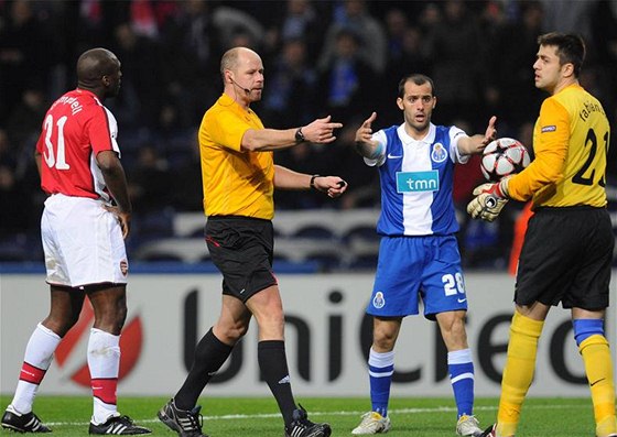 Sudí Martin Hansson bere mí brankái Lukaszi Fabianskému z Arsenalu. A vzáptí nechal Porto rychle rozehrát nepímý kop, z nho padl vítzný gól.