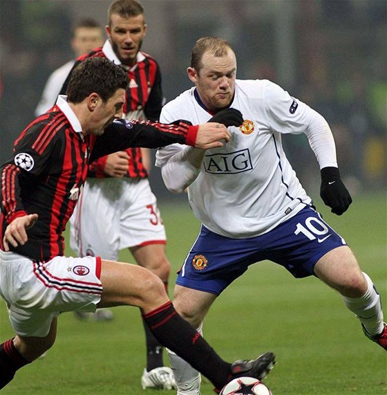 Útoník Manchesteru United Rooney bojuje s milánským obráncem Bonerou, v pozadí Beckham