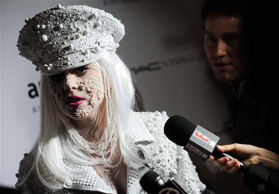 Lady Gaga má nakroeno do svta bondovek. Pokud jí to to vyjde, urit se na to stylov oblékne.