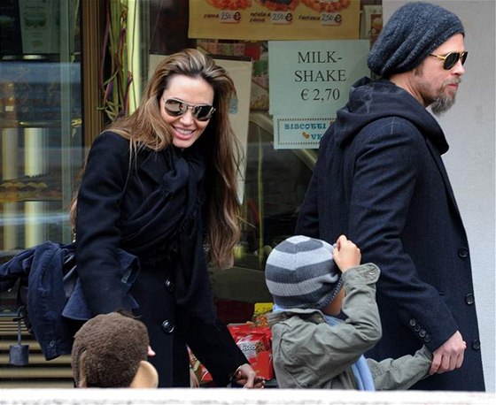 Angelina Jolie a Brad Pitt s dtmi v Benátkách
