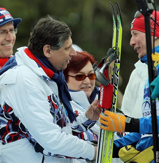 BLAHOPÁL I PREMIÉR. Jan Fischer podává ruku bronzovému olympijskému medailistovi Lukái Bauerovi.