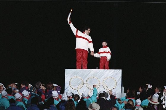 Fotbalová legenda Michel Platini pi zahajovacím ceremoniálu na ZOH v Albertville 1992. 