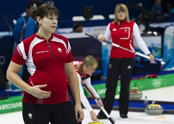Kanadská hráka curlingu Kristie Mooreová se me objevit na olympijských hrách v estém msíci thotenství.