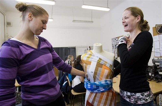 eské basketbalové reprezentantky Markéta Bednáová (vpravo) a Kateina Elhotová vybíraly barvy pro ti spoleenské modely, které budou hráky nosit na podzimním mistrovství svta v eské republice.