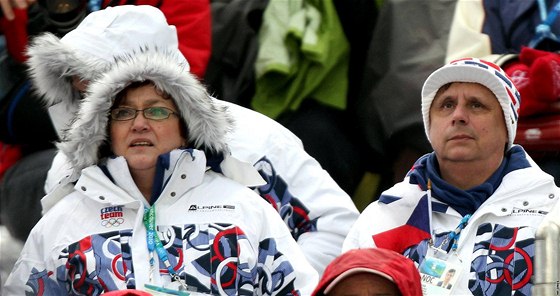 Pedseda vlády eské republiky Jan Fischer (vpravo) sledoval se svou manelkou závod boulaek.