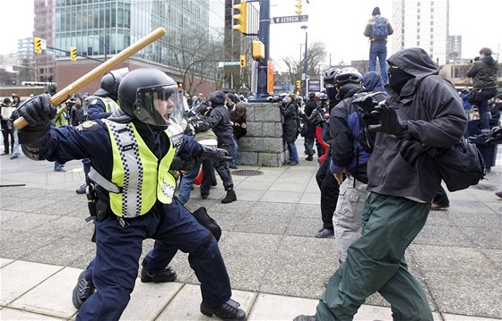 PROTESTY VE VANCOUVERU. Proti odprcm olympiády v sobotu zasáhla policie.