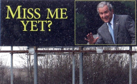 Jet vám nechybím? ptá se Bush z billboardu v Minnesot (11. února 2009)