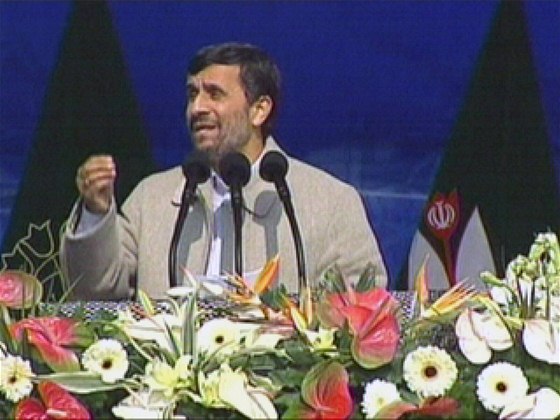 Íránský prezident Mahmúd Ahmadíneád pi projevu v Teheránu (11. února 2010)
