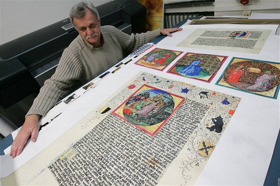 tefan Doktor s firmy Legia ukazuje kopii Boskovické bible z 15.století, která bude pouita na maketu pro výstavní úely.