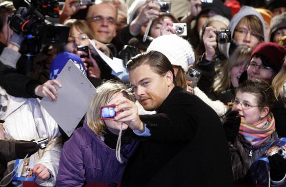 Takhle se Leonardo DiCaprio fotil s fanouky na letoním festivalu Berlinale. Bude to takhle vypadat i po premiée snímku Poátek? Uvidí se v ervenci.