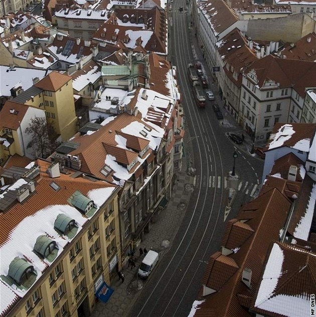 Pohled z jednoho z oken praského Chrámu sv. Mikuláe, kde byla za totality pozorovatelna StB.