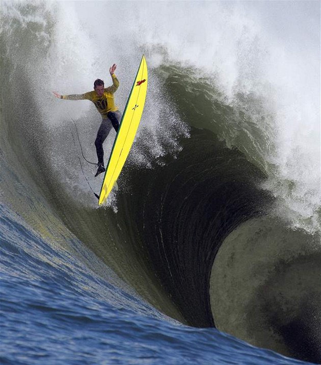 Surfování na obích vlnách na kalifornském pobeí v USA. (14. února 2010)