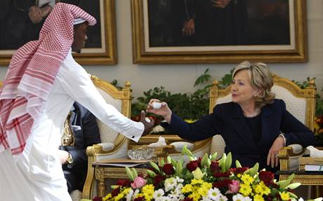 Americk ministryn zahrani Hillary Clintonov pi nvtv Sadsk Arbie jednala s krlem Abdallhem. (15. nora 2009)