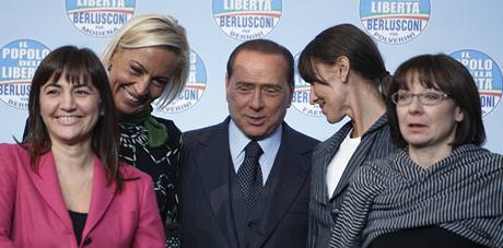 Berlusconi "v zajet" enskch kandidtek jeho strany Lid svobody v regionlnch volbch (16.2.2010)