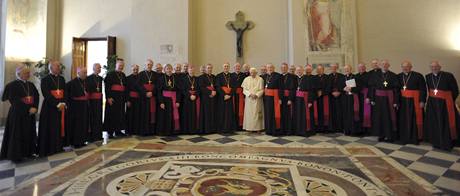 Spolen foto papee Benedikta XVI. (uprosted v blm) s irskmi biskupy