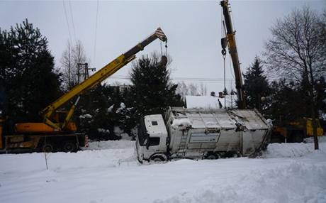 Nehoda a nsledn vyproovn vozu popel z potoka v Jilemnici (8.2.2010)